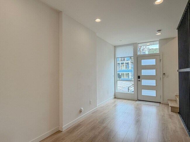 Foto del edificio - Newer Construction 2bd/2bth Madison Valley Townhome, $3,400/mo.