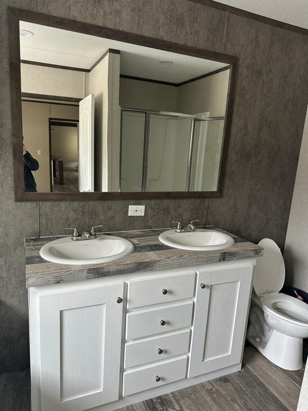 Building Photo - 5565 Bermuda Dr