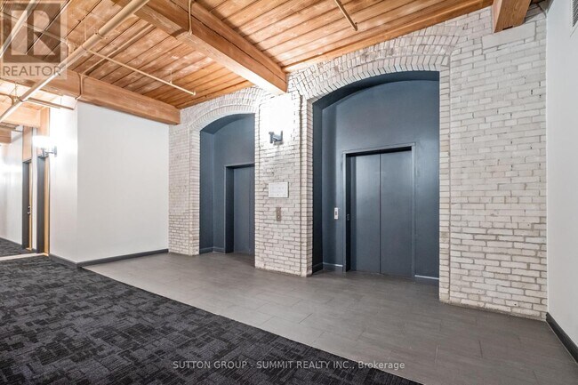Building Photo - 993 Queen St W