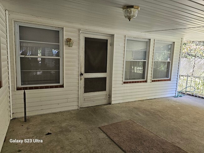 Building Photo - 440 Lake Dr