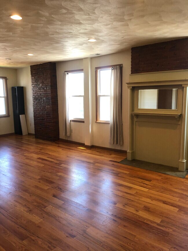 Building Photo - 571 Greenfield Ave