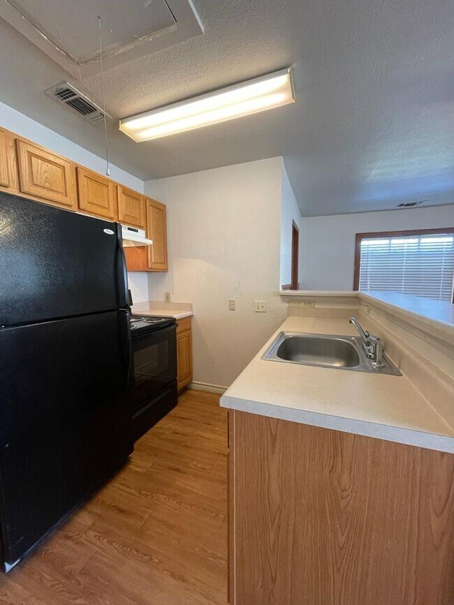Building Photo - P7-108 Austin St, Kyle TX 78640