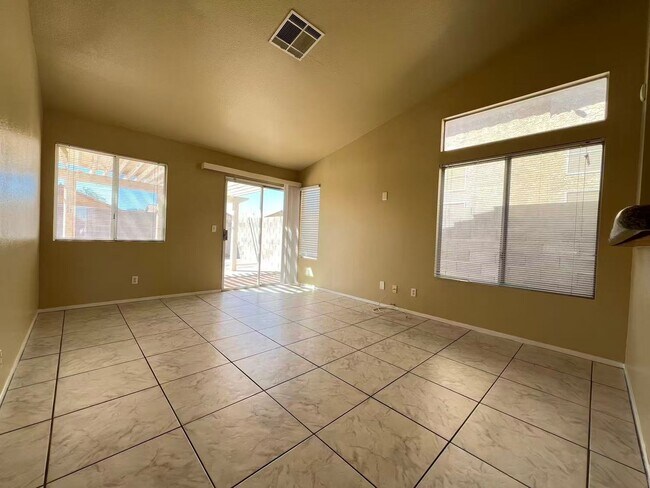 Foto del edificio - North Las Vegas 3-Bed Home with Modern Upg...