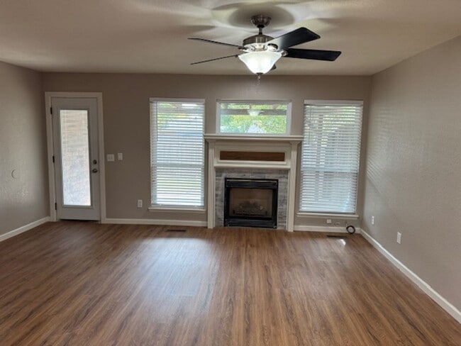 Building Photo - 3 bed 2 full bath 2 story duplex in Norman! ready for move in!