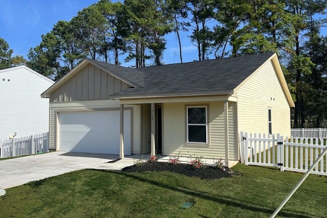 Foto del edificio - The home is a 1 story, 2 car garage 3 bedrooms, 2 full baths. Open floor plan from the kitchen ar...