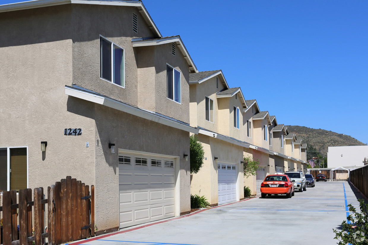 Primary Photo - 1242 Persimmon Ave