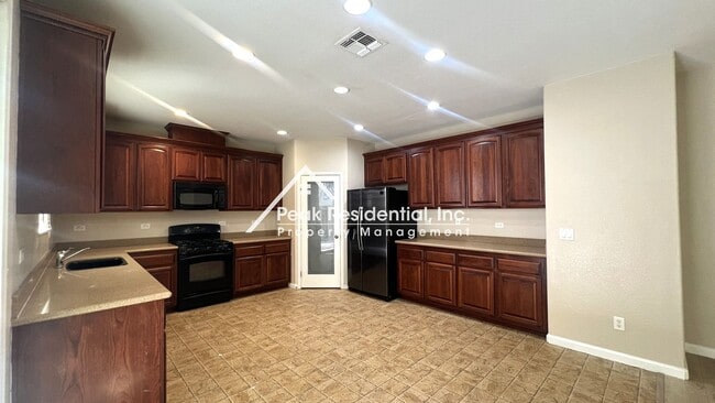 Building Photo - Spacious 4bd/2.5ba House with 2 Car Garage