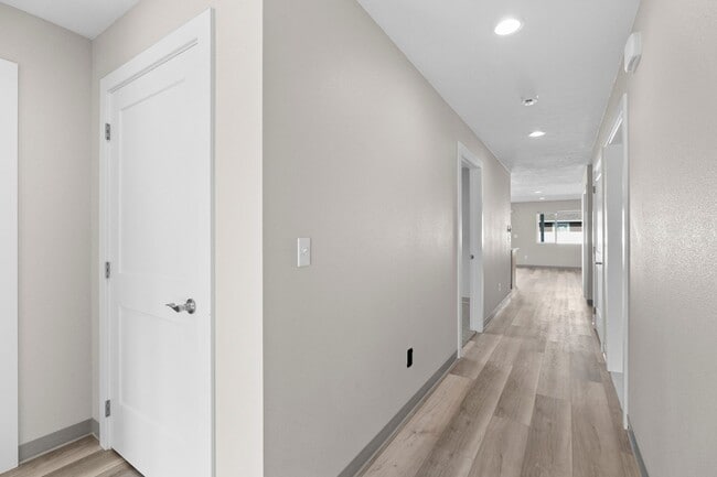 Building Photo - Zero-step Valley Duplex for rent!