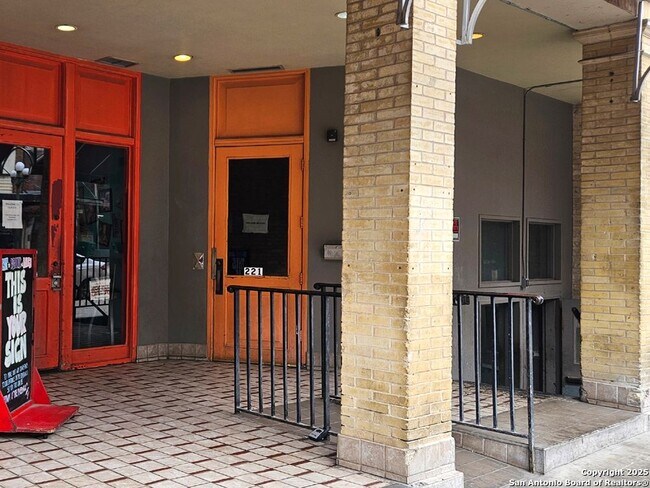 Building Photo - 221 Losoya St