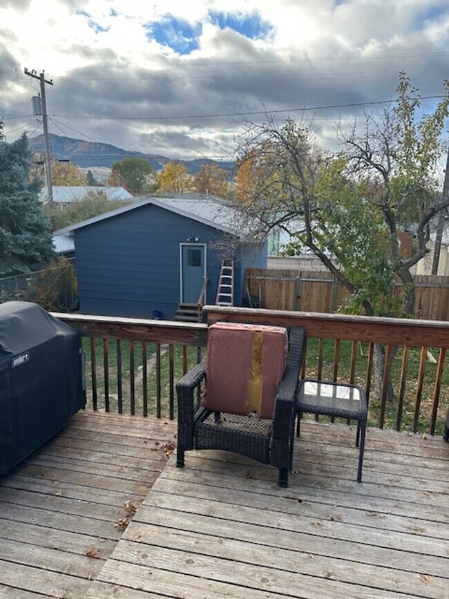Building Photo - Newly remodeled Large Split entry home on North