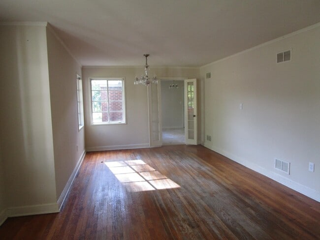 Building Photo - 298 W Poplar Ave