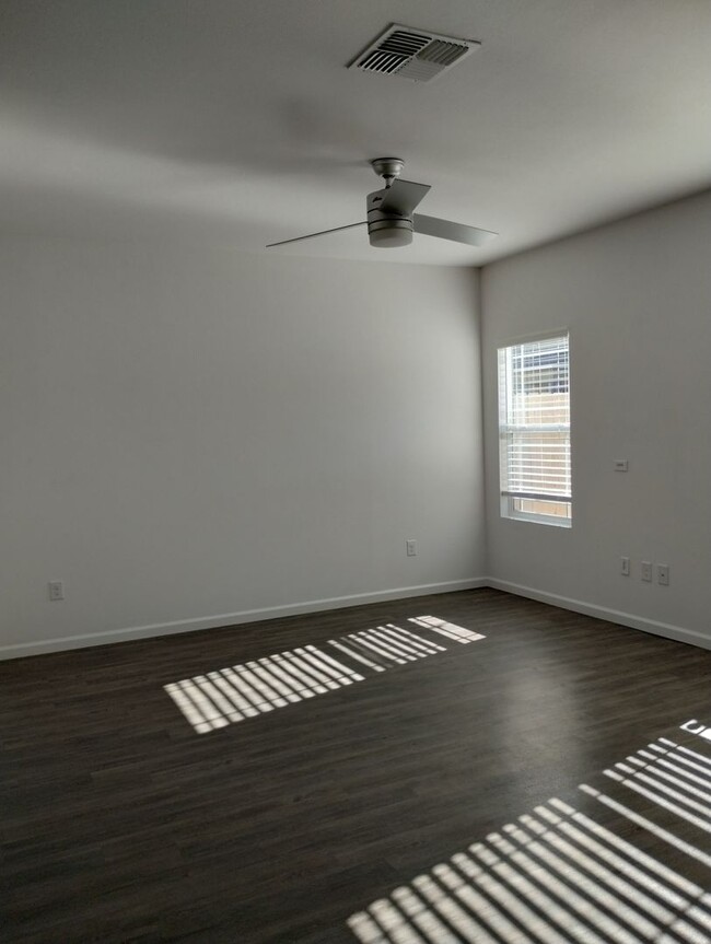 Building Photo - Beautiful Townhouse Pet Friendly