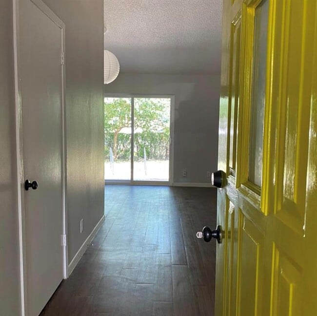 Foto del edificio - 6109 Glen Meadow Dr