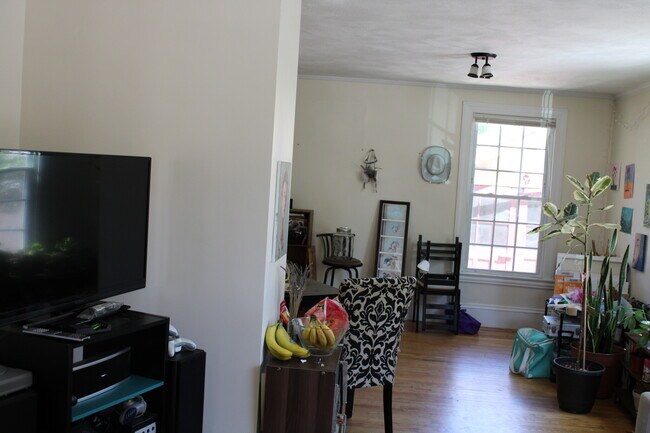 Building Photo - 34 Brentwood St
