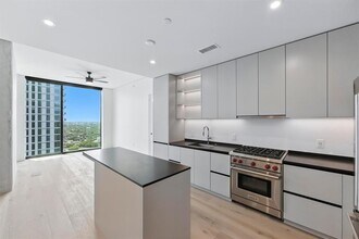 Building Photo - 610 Davis St