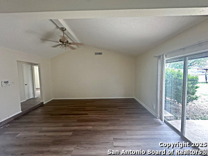 Foto del edificio - 8242 Creekline Dr