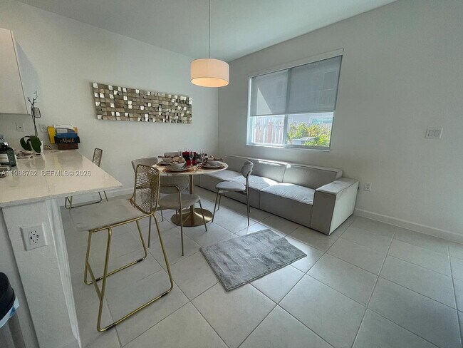 Foto del edificio - 728 SE 14th Ct