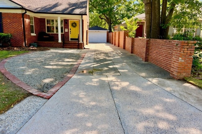 Foto del edificio - 3/2 Duplex Conveniently Situated in an Established Neighborhood!