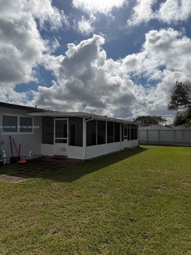 Foto del edificio - Southwest 96th Avenue, Miami, FL 33165 - 3 BR 2 BA single-family home