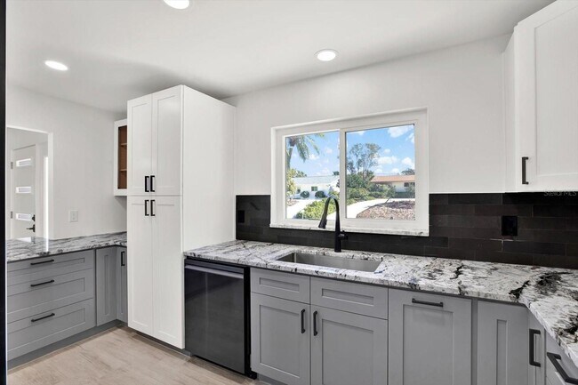 Building Photo - 1346 Hill Dr