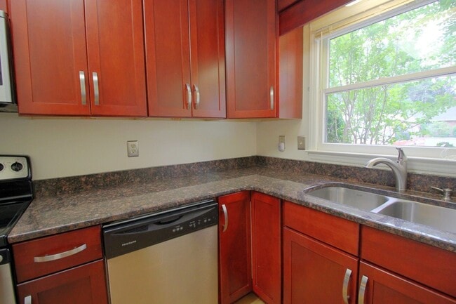 Building Photo - Stunning 2 Bedroom 1.5 Bath in Village Square