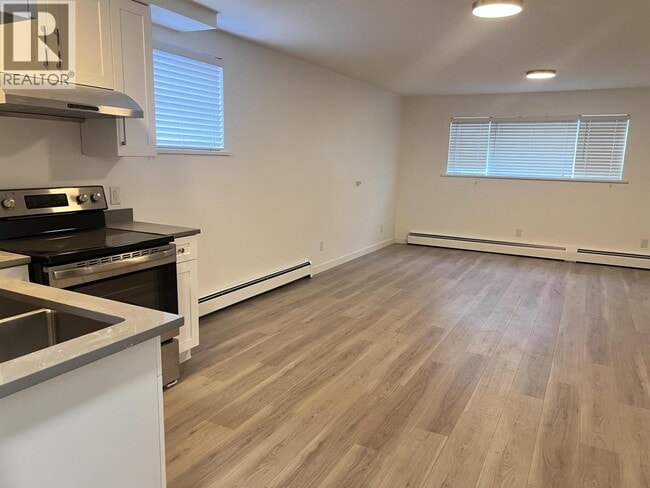 Building Photo - 5xx E 9th St