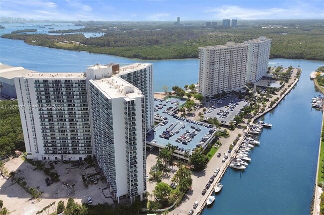 Building Photo - 300 Bayview Dr