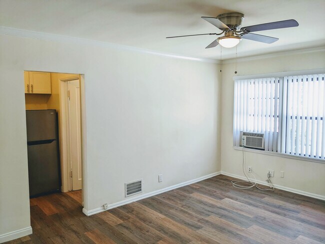 Building Photo - 727 N Edinburgh Ave