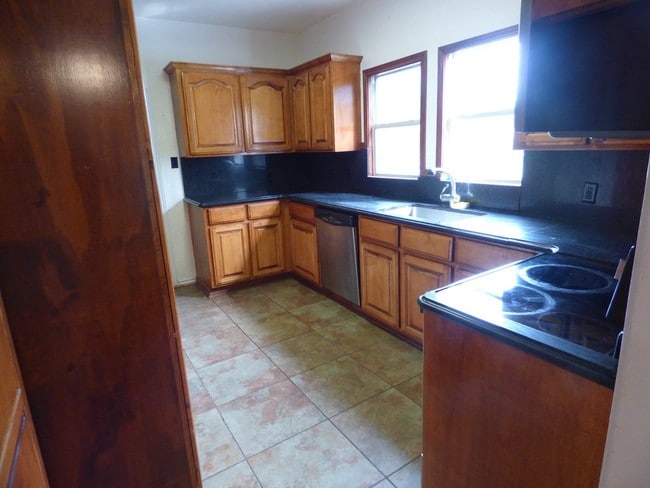 Building Photo - 6750 Howe St