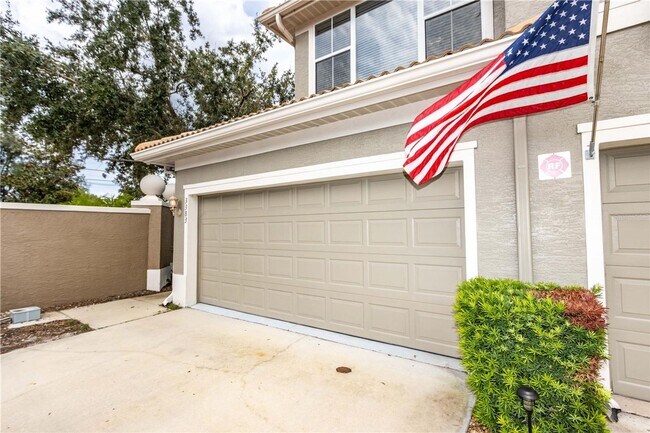 Building Photo - Gated Community Townhome 3br/2.5ba/2 Car G...