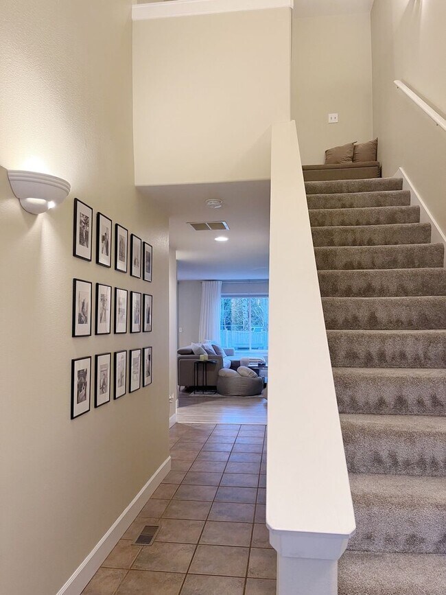Building Photo - Newly Renovated 3 bedroom 2.5 bath home in...