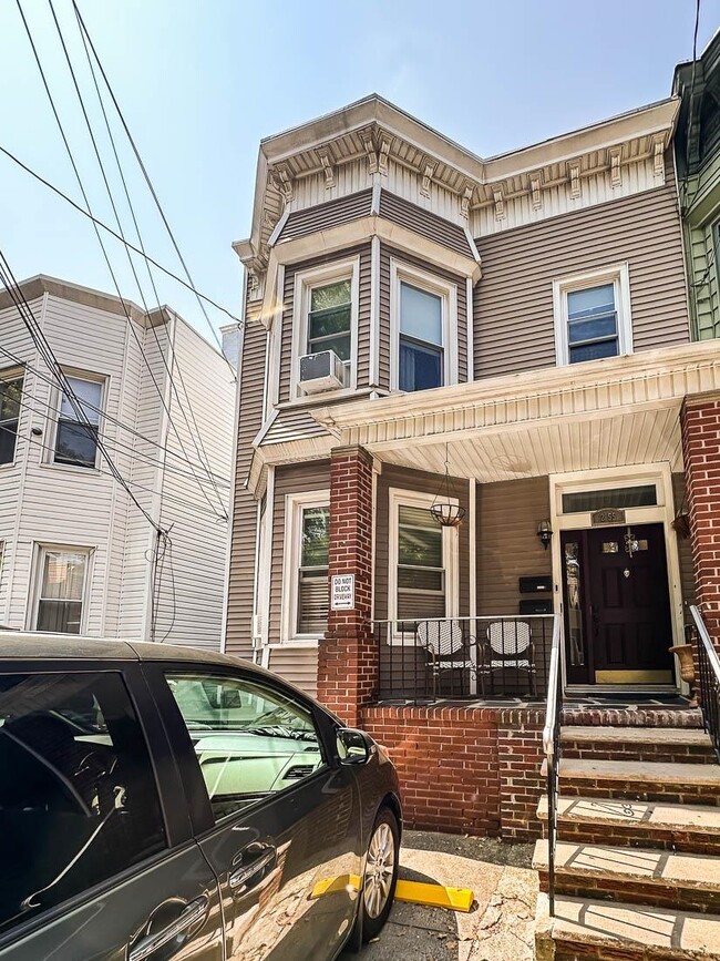 Building Photo - 255 Bowers St
