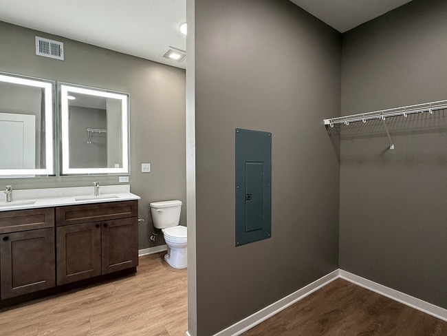 Armario y baño - Residences at Lexington