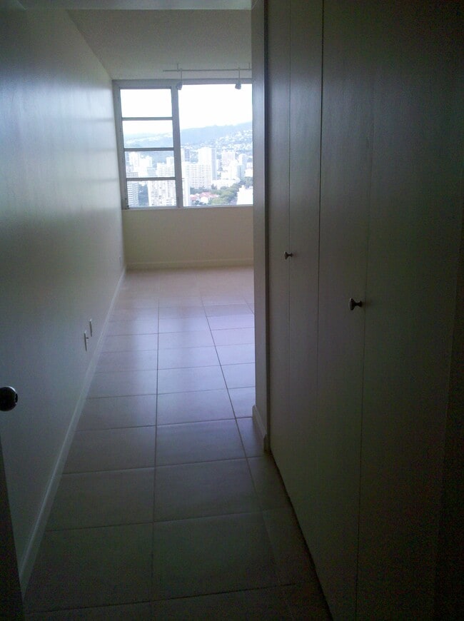 Entry - 400 Hobron Ln