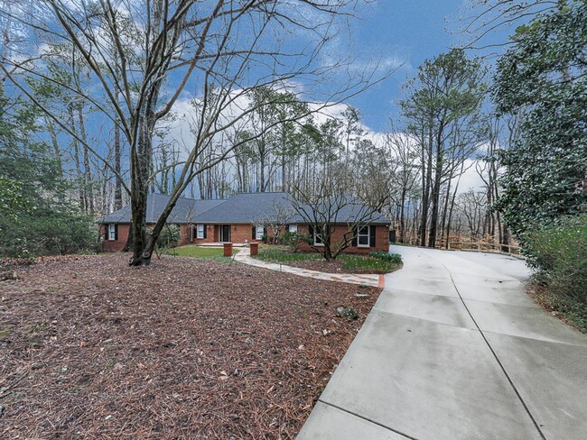 Building Photo - Stately Home in Sandy Springs with Pool!