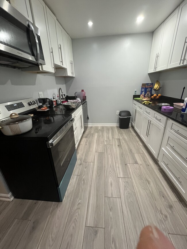 Building Photo - 9705 Kings Crown Ct