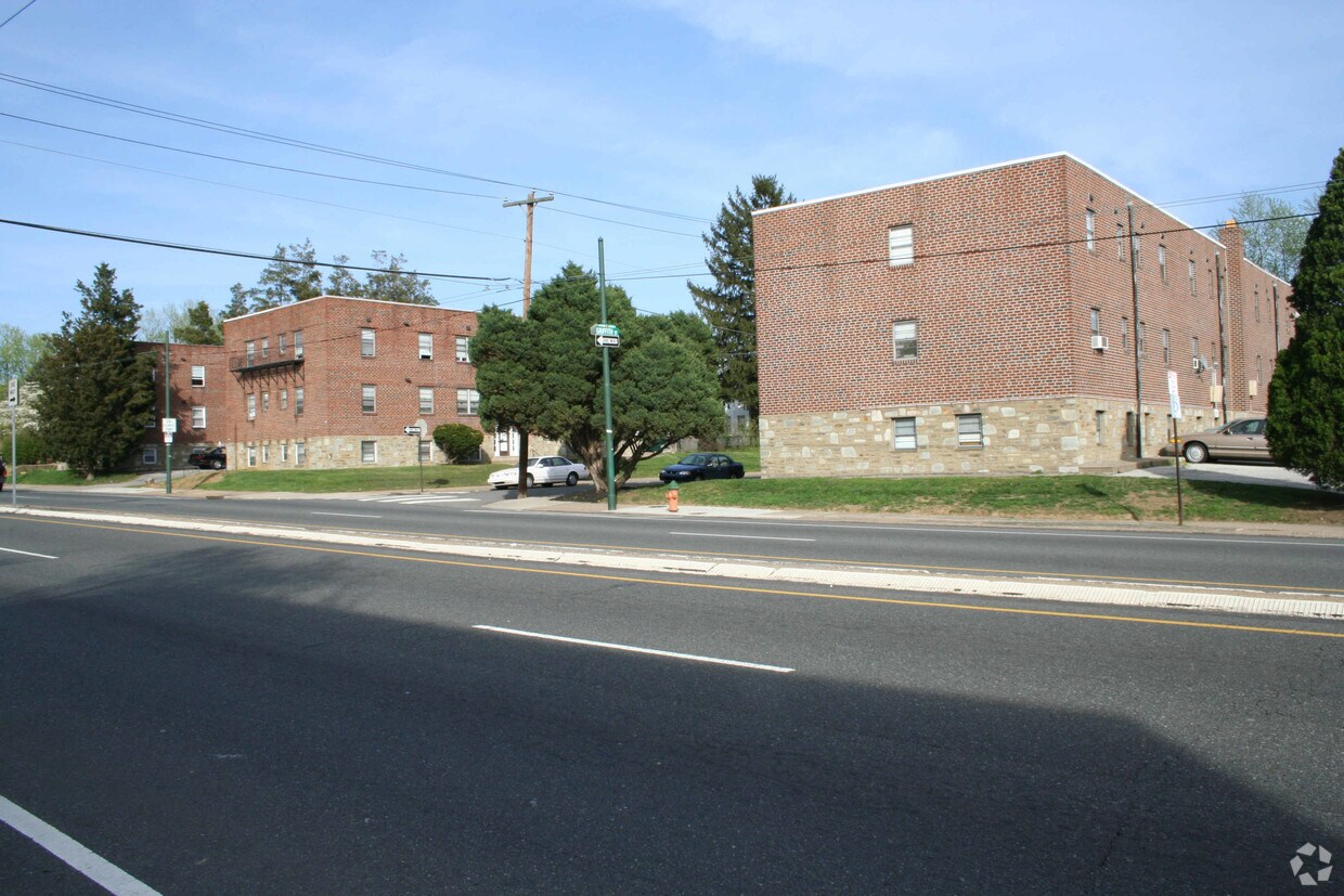 Foto principal - 7931-7933 Castor Ave