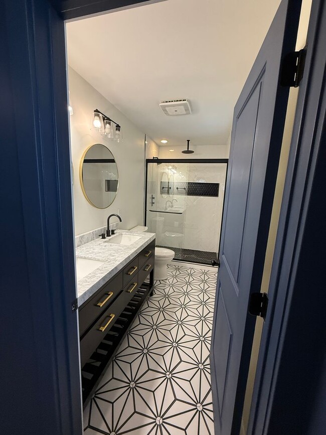 Foto del edificio - INSANE CLIFTON HOUSE W/FENCED IN YARD AND FINISHED BASEMENT