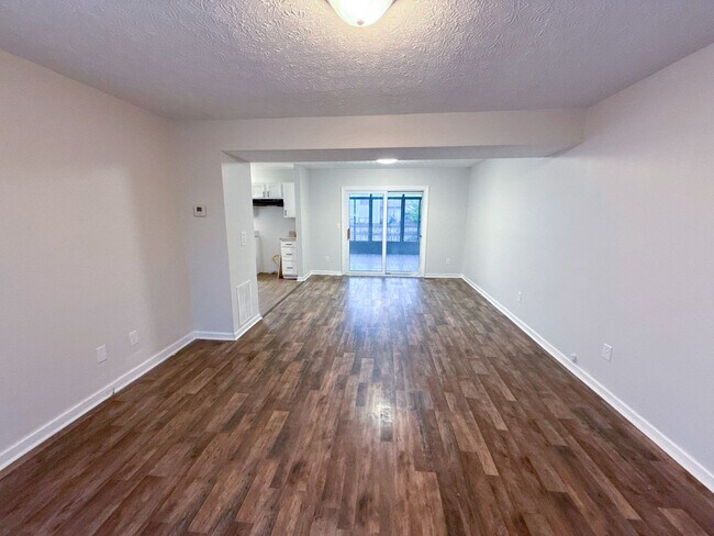 Foto del edificio - Spacious 3-Bed and 1.5 Home w/ Sunroom - B...