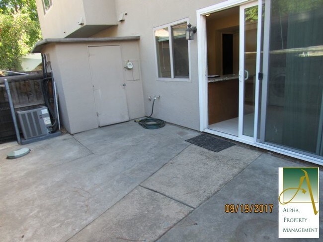 Building Photo - 8837 La Riviera Dr