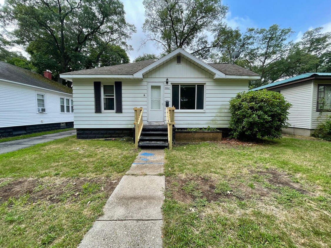 Primary Photo - Two Bedroom Home in Muskegon