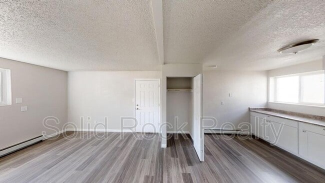 Building Photo - 2925 Straus Ln