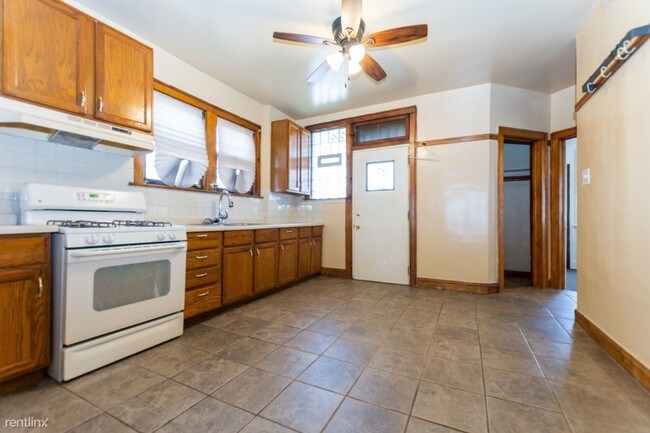 Building Photo - 2 br, 1 bath Apartment - 8337 S Maryland Ave