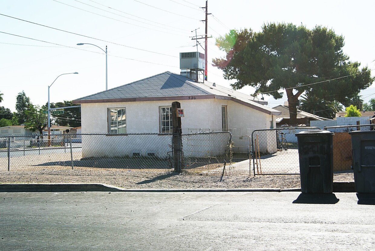 Building Photo - 1618 E Bonanza Rd