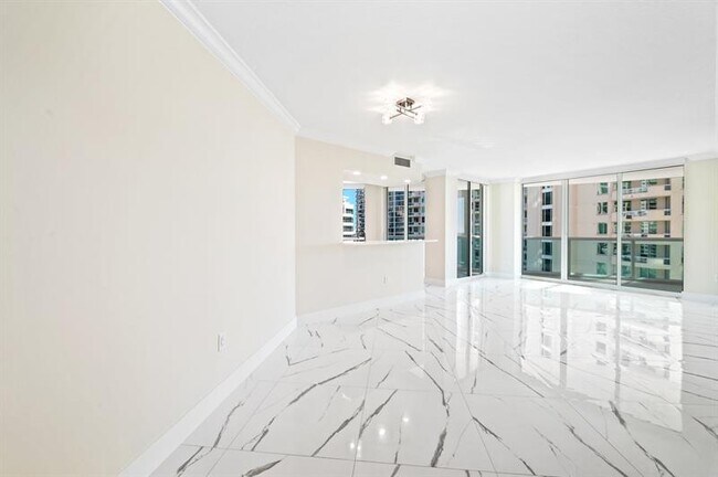 Building Photo - 347 N New River Dr E
