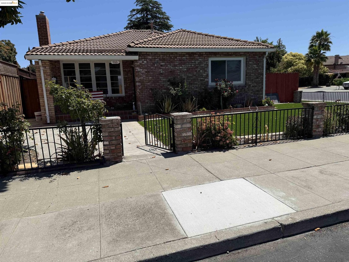 Primary Photo - 980 Acacia Way