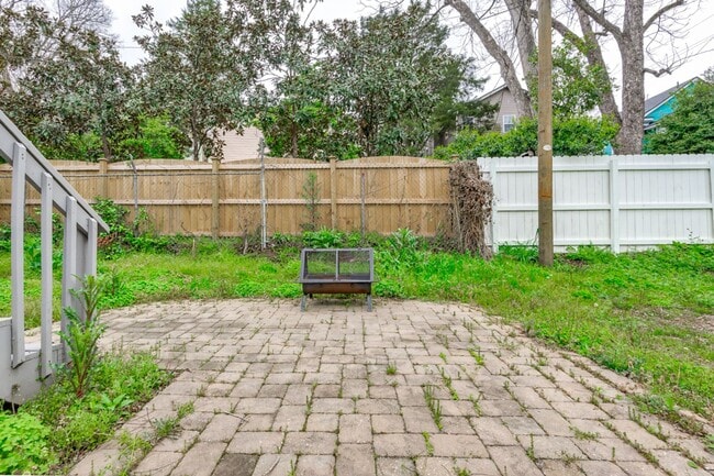 Building Photo - Pre-Leasing for the 26-27 School Year! - Well established neighborhood in prime location