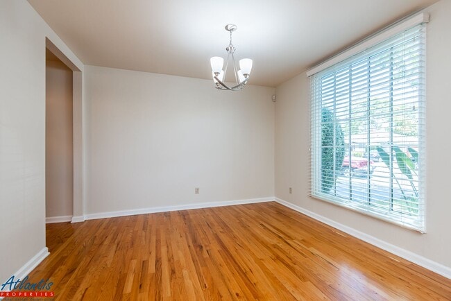 Foto del edificio - Lovely Home | Hardwood Flooring | Bonus Room