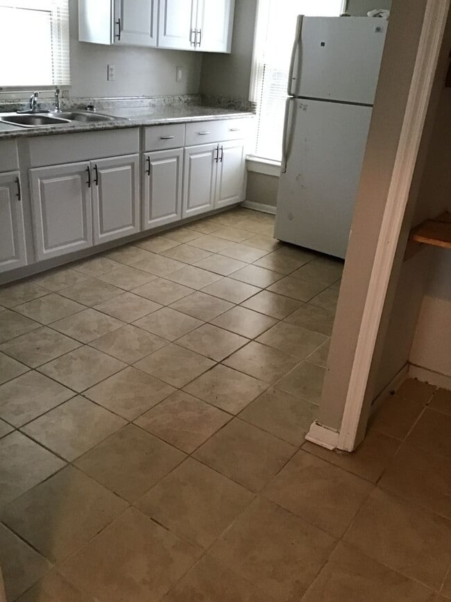 Building Photo - Spacious 2 bedroom duplex