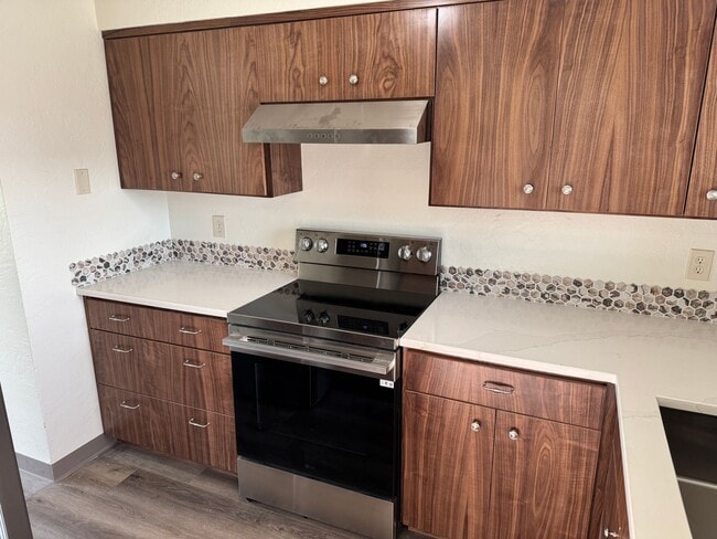 Photo - Updated 2 bedroom 1.5 bathroom duplex! House